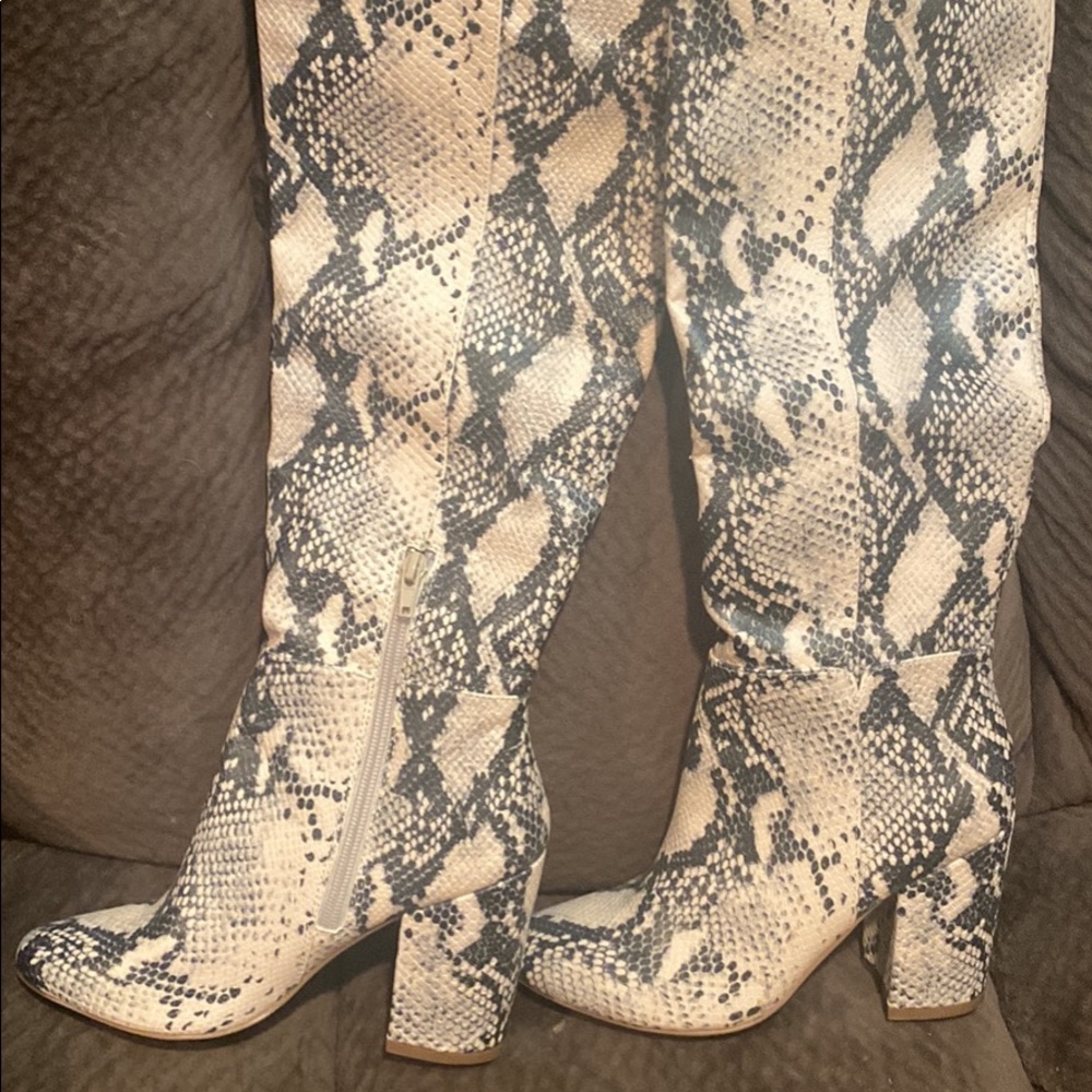 Steve Madden snake print boots size 6 new